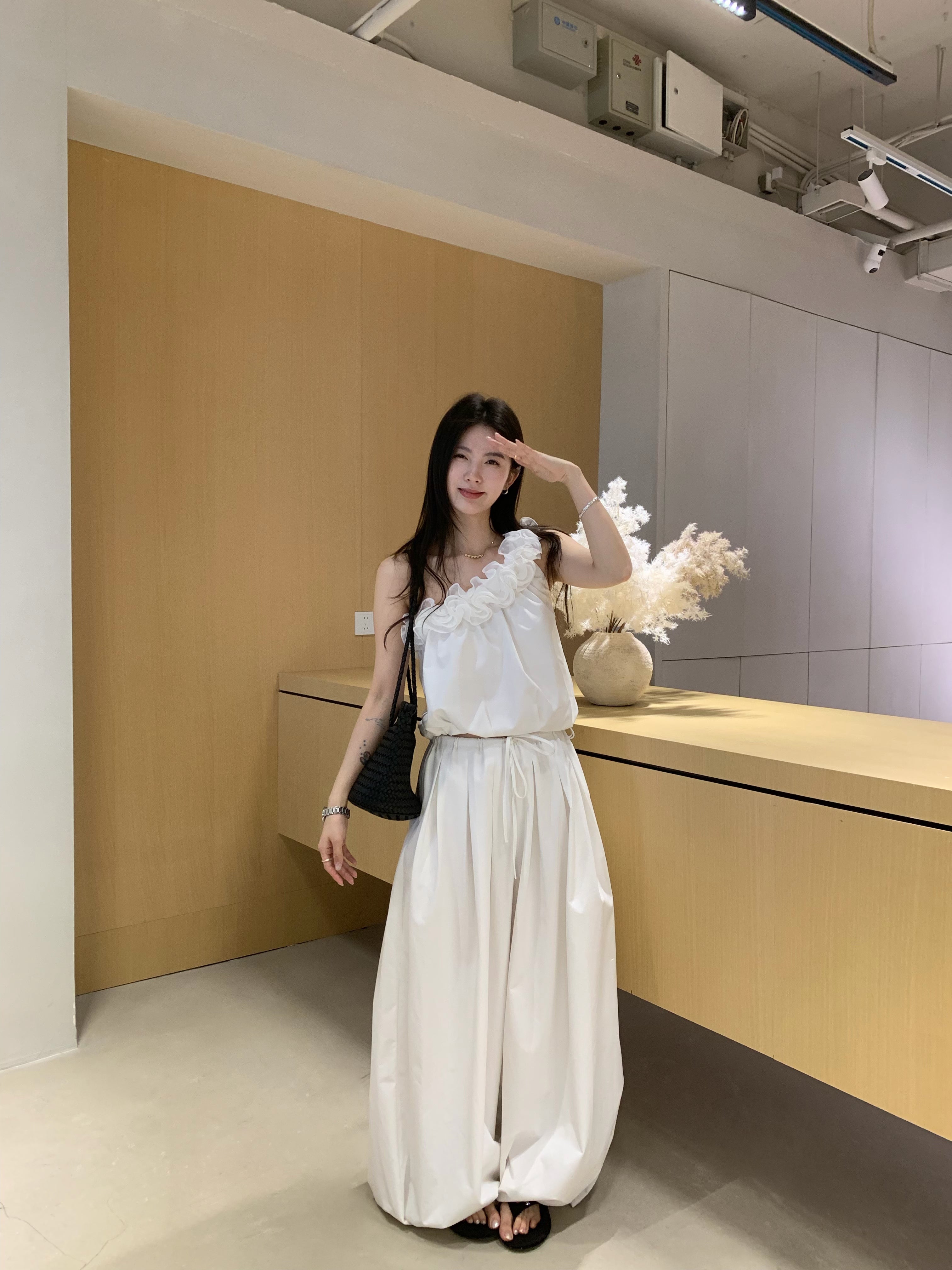 Chic & Elevated：Airy White Palazzo Pants for Summer
